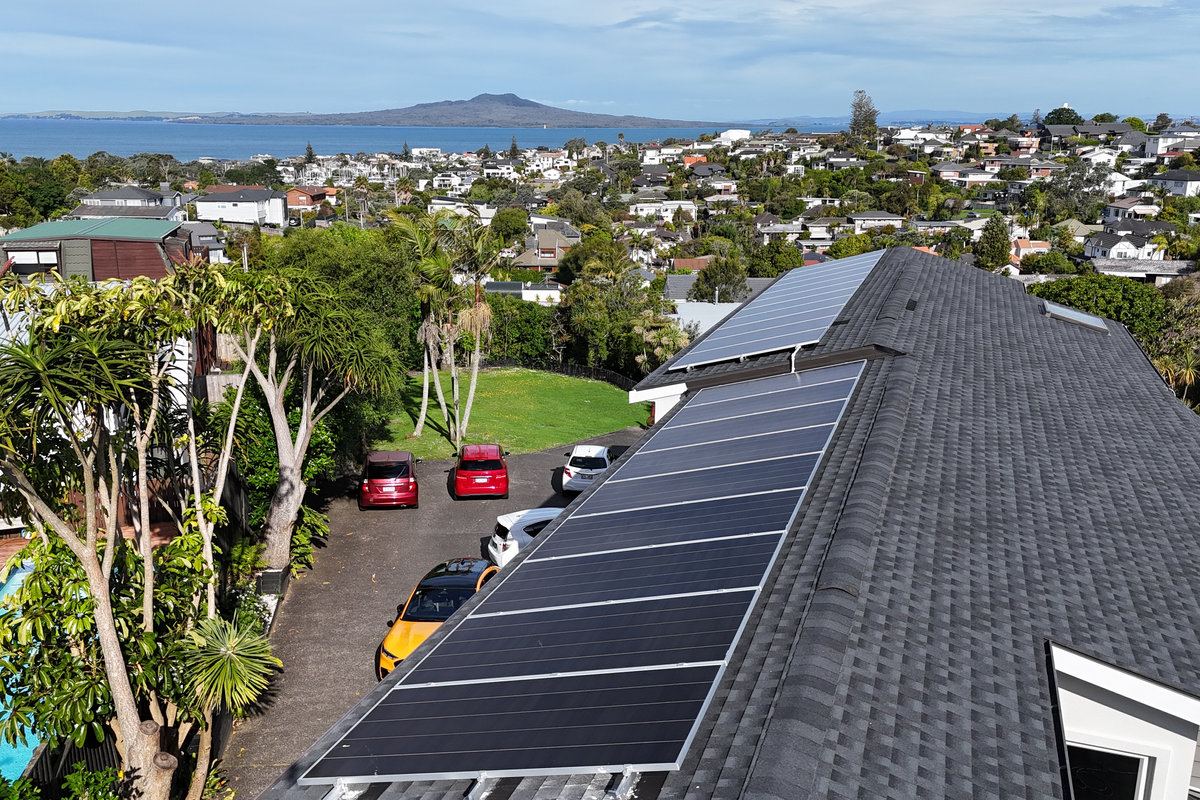 5 Reasons Home Solar and Battery Storage Is a No Brainer!